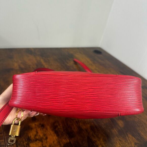 Louis Vuitton Vintage Trocadero 24 Red Epi Leather Crossbody Bag - Picture 16 of 16